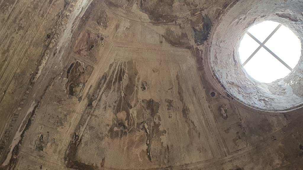 VII.5.24 Pompeii. August 2021. Caldarium (39), detail of stucco on upper east side of basin alcove.
Foto Annette Haug, ERC Grant 681269 DÉCOR.