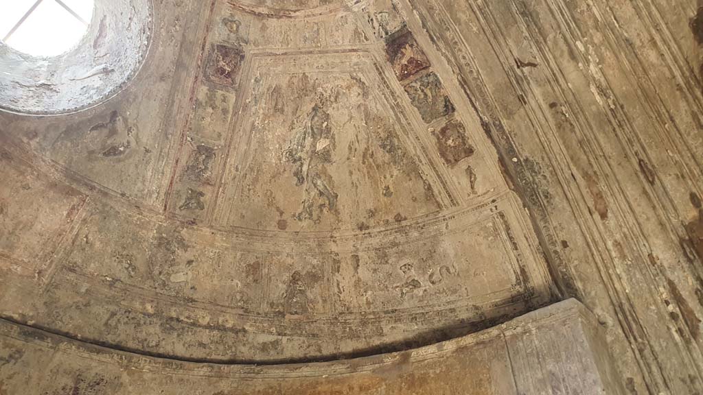 VII.5.24 Pompeii. August 2021. Caldarium (39), stucco on west side of basin alcove.
Foto Annette Haug, ERC Grant 681269 DÉCOR.