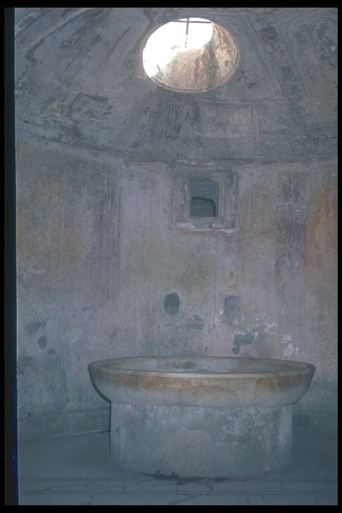 VII.5.24 Pompeii. Caldarium (39) apse with roof light and marble basin (41).
Photographed 1970-79 by Günther Einhorn, picture courtesy of his son Ralf Einhorn.