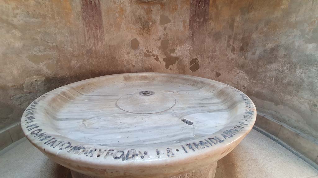 VII.5.24 Pompeii. August 2021. Large marble basin or labrum (41) in apse of caldarium (39).
Foto Annette Haug, ERC Grant 681269 DÉCOR.