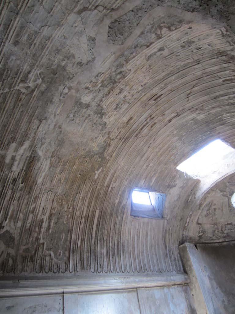 VII.5.24 Pompeii. March 2012. 
Ceiling stucco on east wall in caldarium (39). Photo courtesy of Marina Fuxa.
