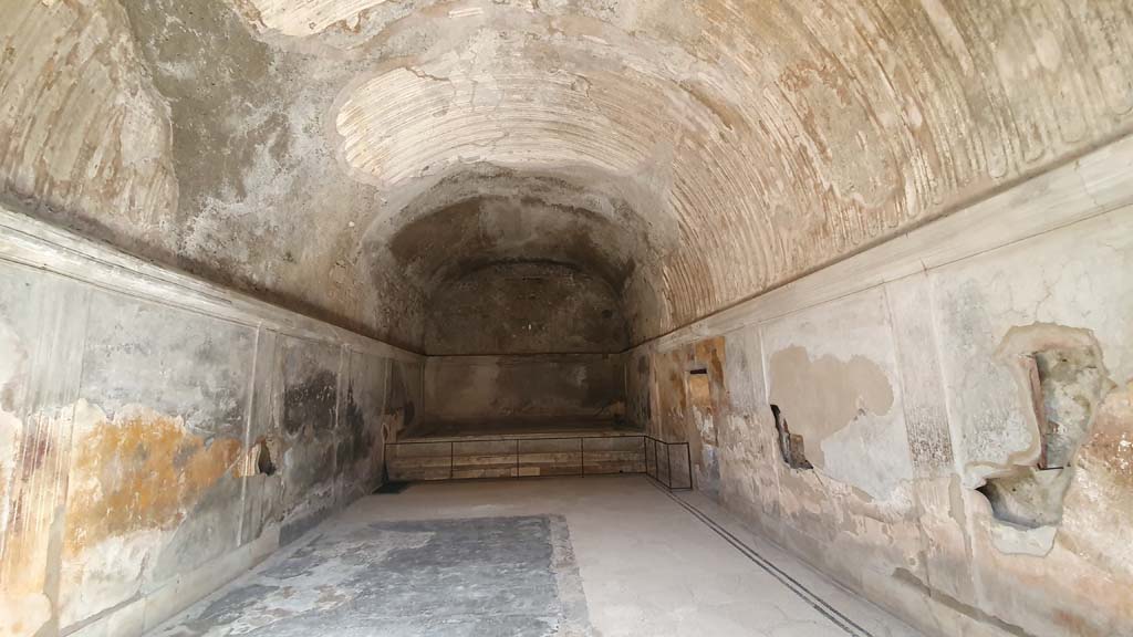 VII.5.24 Pompeii. August 2021. Caldarium (39), looking north, with east wall, on right.
Foto Annette Haug, ERC Grant 681269 DÉCOR.