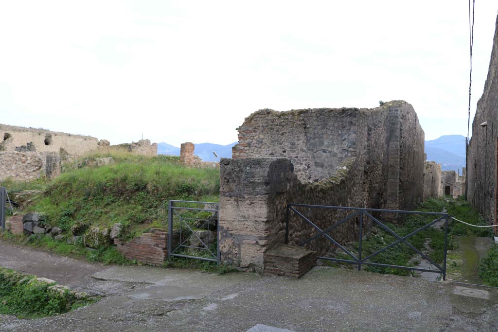 VII.6.1, Pompeii, in centre. December 2018. Entrance doorway, centre left.
Looking south from junction with Via delle Terme and Vicolo del Farmacista. Photo courtesy of Aude Durand.
