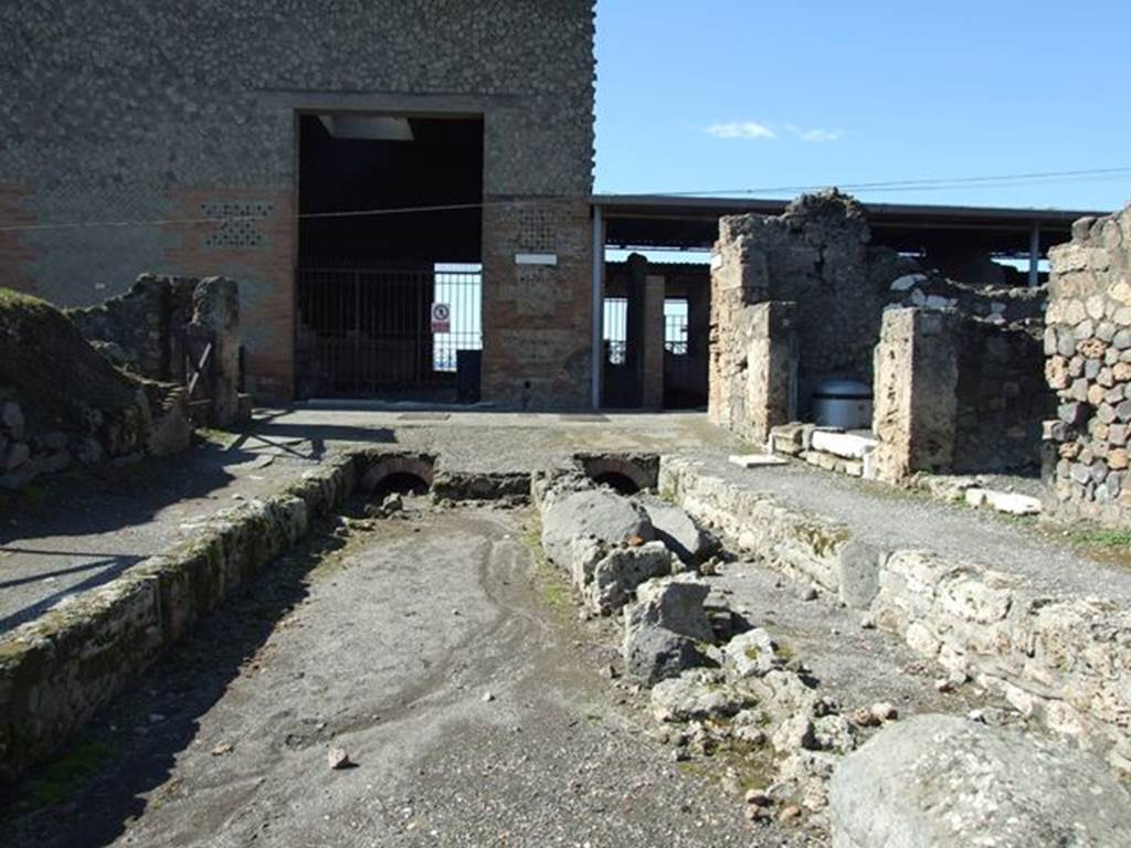 VII.6.1 Pompeii. March 2009. Looking west to the end of the Via delle Terme, where it joins Vicolo del Farmacista. See similarities and differences with Mazois, above.