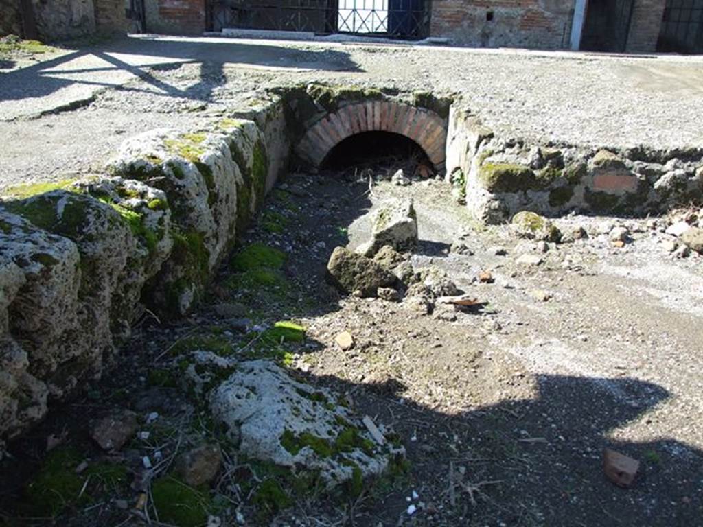 VII.6.1 Pompeii. March 2009. Road drainage. South side near VII.6.1.
Looking west to the end of the Via delle Terme, where it joins Vicolo del Farmacista.