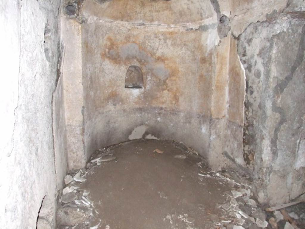 VII.6.3 Pompeii. December 2007. Room (j), west side of bath area and alcove with niche.