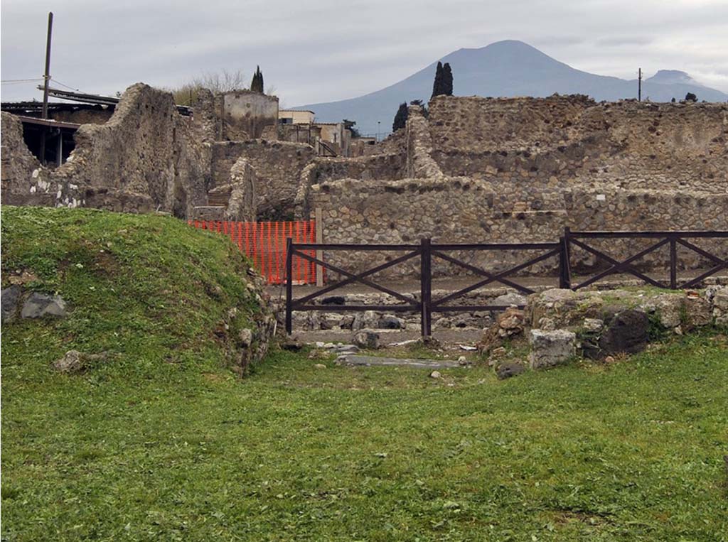 VII.6.3 Pompeii. May 2010. Room 3, which is higher than the rest of the house.
Next to the white stone block there are steps up from the fauces to the higher floor of the room.
Excavations in 2010 have shown this room covers a previously unknown vaulted basement.
See http://www.dianaarcaizante.com/ .