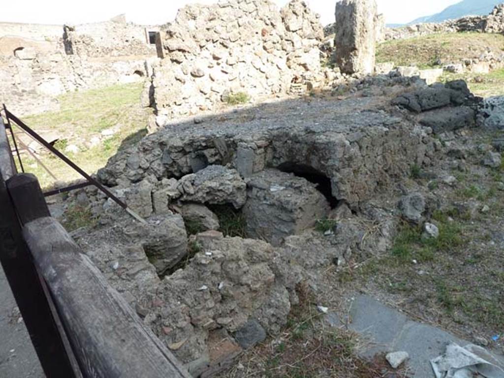 VII.6.3 Pompeii. September 2015. Detail of vaulted basement below room 3.