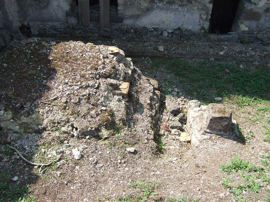 VII.6.3 Pompeii. September 2005. Room 18, viridarium in south-west corner of the peristyle.
Remains of base (r) of a Temple Lararium shrine, on which the statue of Diana was found, with the small altar in front.
