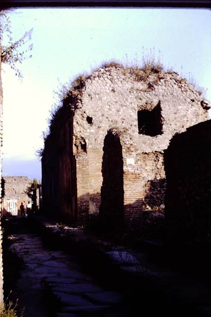 VII.6.17 Pompeii, 1968. Looking south along Vicolo delle Terme. Photo by Stanley A. Jashemski.
Source: The Wilhelmina and Stanley A. Jashemski archive in the University of Maryland Library, Special Collections (See collection page) and made available under the Creative Commons Attribution-Non Commercial License v.4. See Licence and use details.
J68f0734