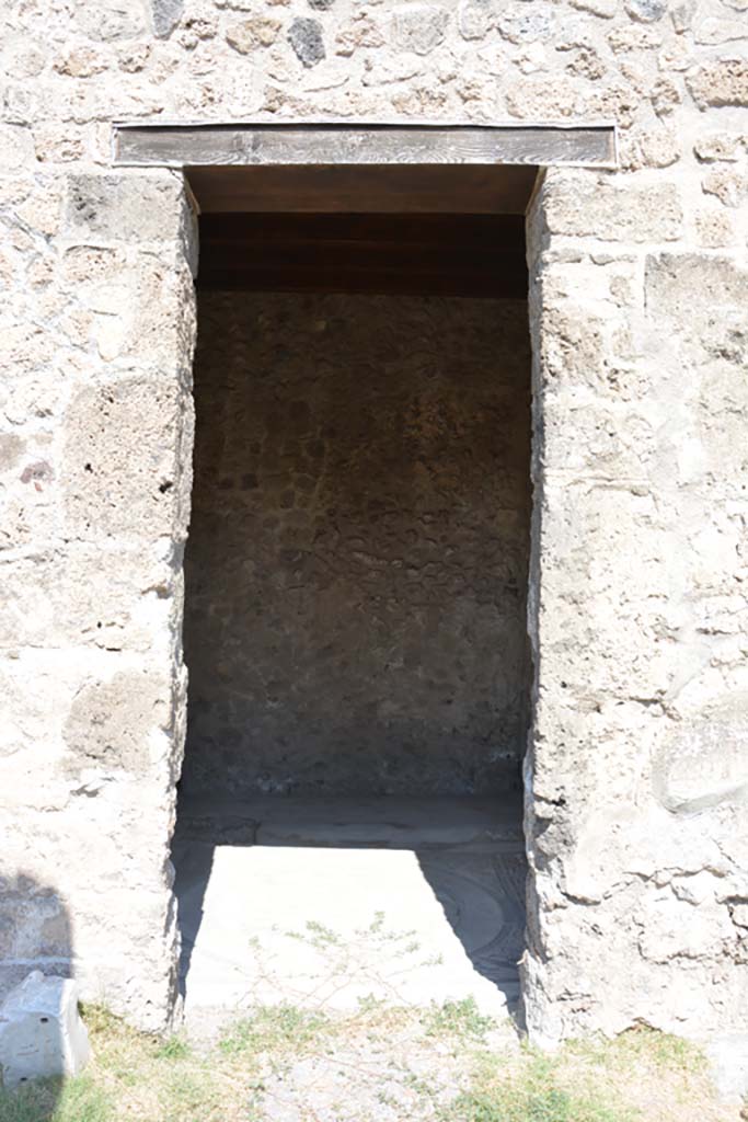VII.7.5 Pompeii. September 2019. Doorway to room (x), cubiculum.
Foto Annette Haug, ERC Grant 681269 DÉCOR.