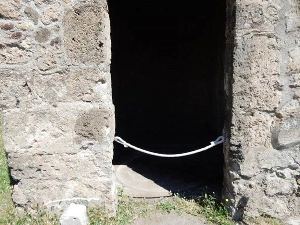 VII.7.5, Pompeii. May 2018. Looking through doorway to cubiculum (x) and flooring. Photo courtesy of Buzz Ferebee.