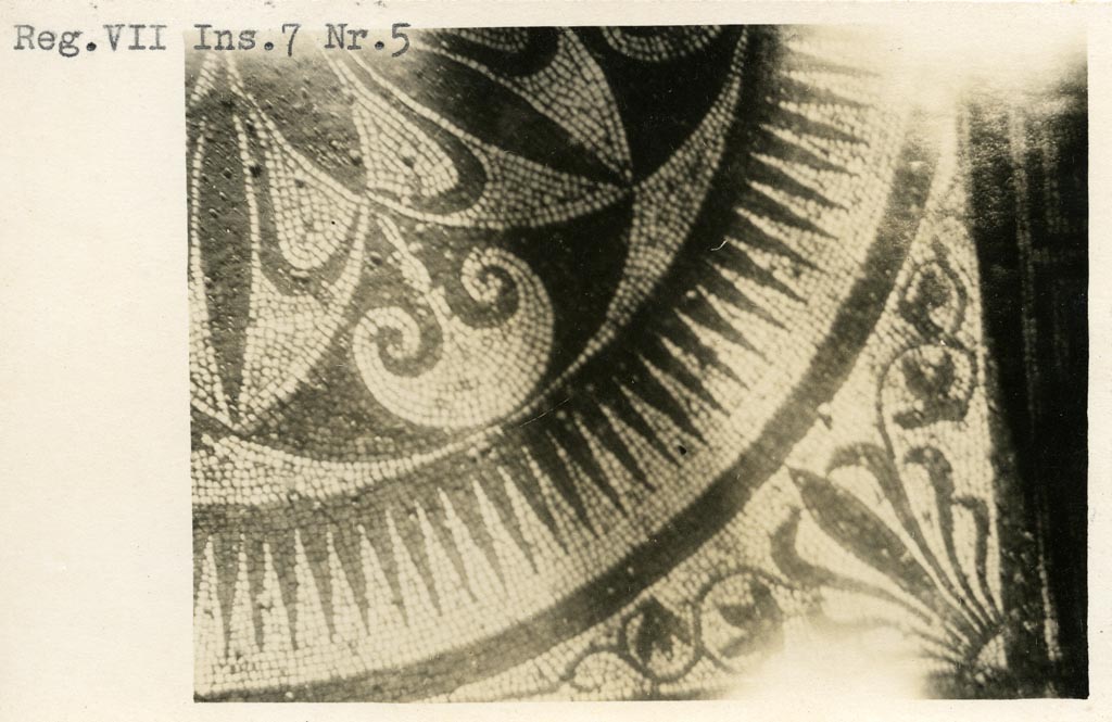 VII.7.5 Pompeii. Pre-1937-39. Cubiculum (x), detail from mosaic floor with black and white Hellenistic rosette pattern.
Photo courtesy of American Academy in Rome, Photographic Archive. Warsher collection no. 314.