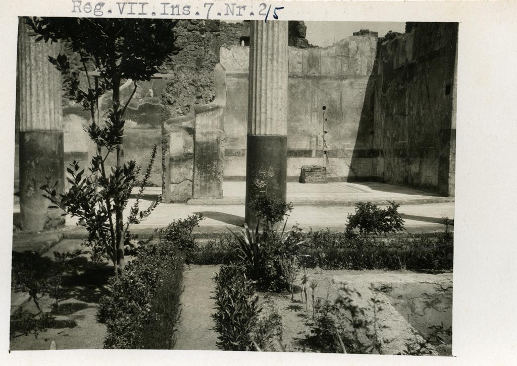 VII.7.5 Pompeii. Pre-1937-39. Looking north towards doorway to cubiculum (x), on left, and into exedra (u), on right.
Photo courtesy of American Academy in Rome, Photographic Archive. Warsher collection no. 1444.
