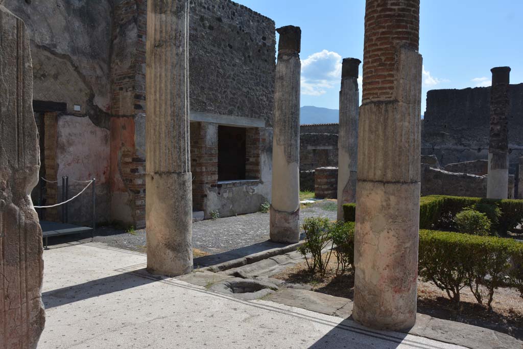 VII.7.5 Pompeii. September 2019. Looking south-east from north portico outside exedra (u) towards east portico.
Foto Annette Haug, ERC Grant 681269 DÉCOR.
