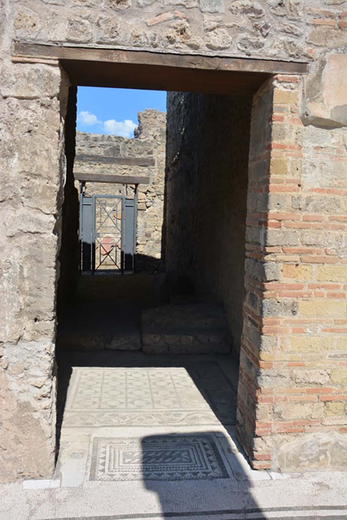 VII.7.5 Pompeii. September 2019.
Doorway to corridor/room (r), looking north from portico towards rear doorway at VII.7.14..
Foto Annette Haug, ERC Grant 681269 DÉCOR.