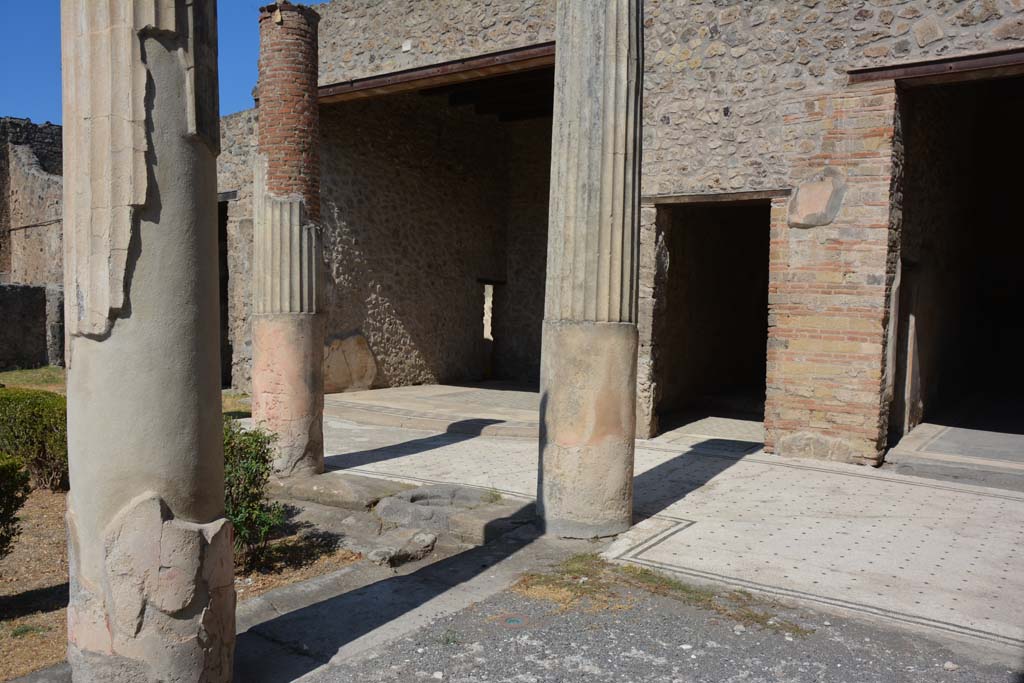 VII.7.5 Pompeii. September 2019.
Looking north-west towards flooring on north portico, doorway to exedra (u), in centre, corridor/room (r), centre right, and triclinium (q), on right.
Foto Annette Haug, ERC Grant 681269 DÉCOR.
