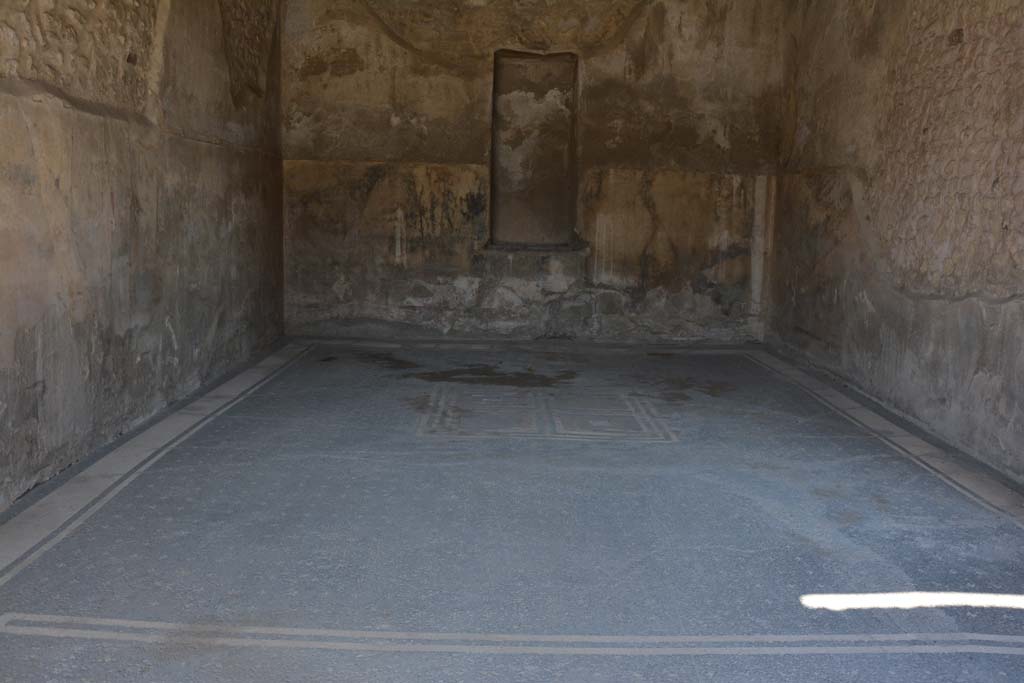 VII.7.5 Pompeii. September 2019. Triclinium (q), looking north across flooring.
Foto Annette Haug, ERC Grant 681269 DÉCOR.