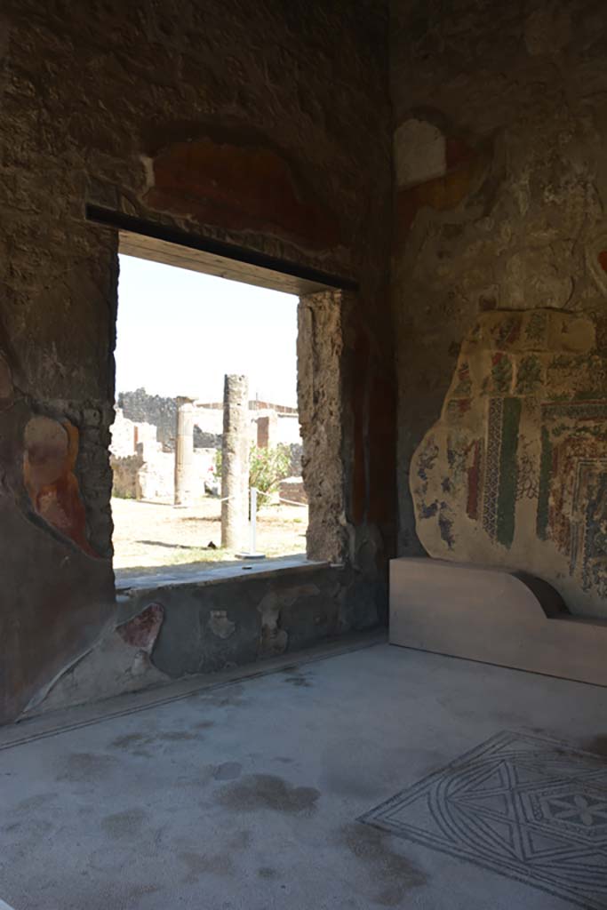 VII.7.5 Pompeii. September 2019.
Room (n), looking towards window in north wall overlooking south portico of VII.7.2.
Foto Annette Haug, ERC Grant 681269 DÉCOR.