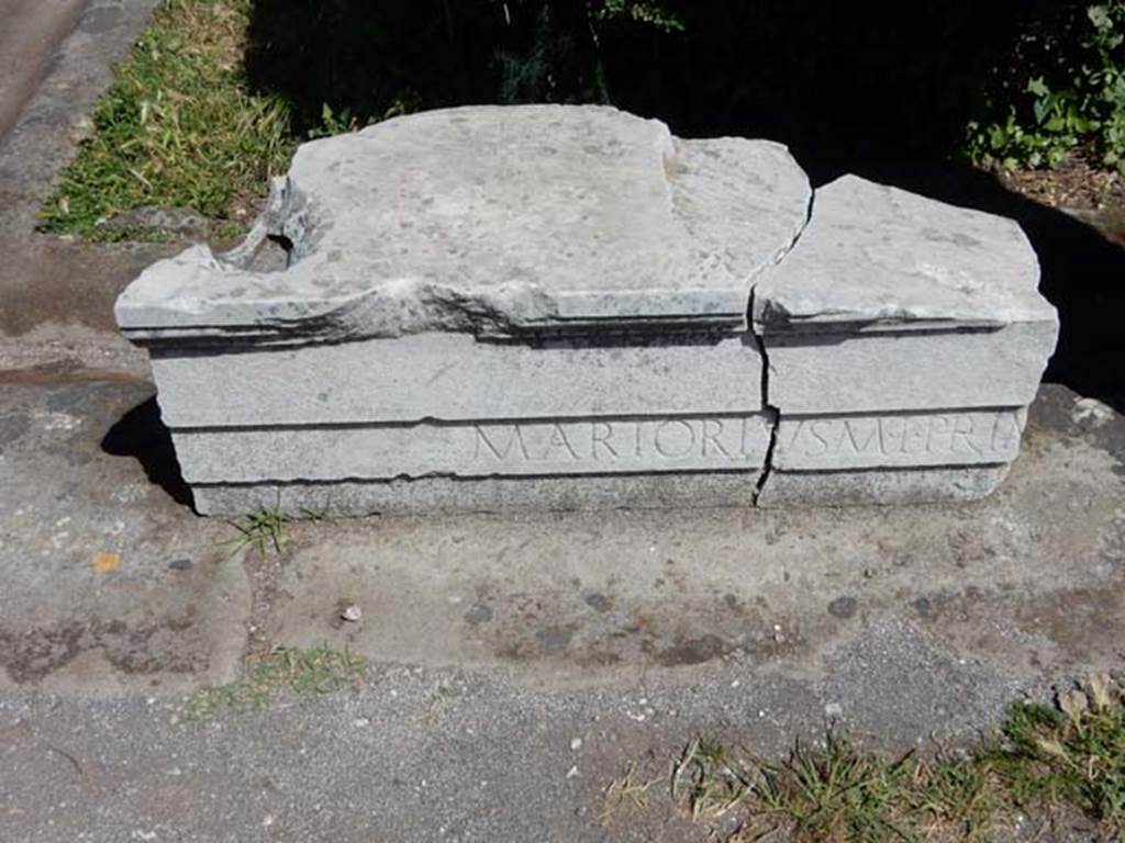 VII.7.5, Pompeii. May 2018.
Block of marble with inscription of M. Artorius Primus (CIL X 807), found here but thought to be certainly provenanced from a public building.
Photo courtesy of Buzz Ferebee.