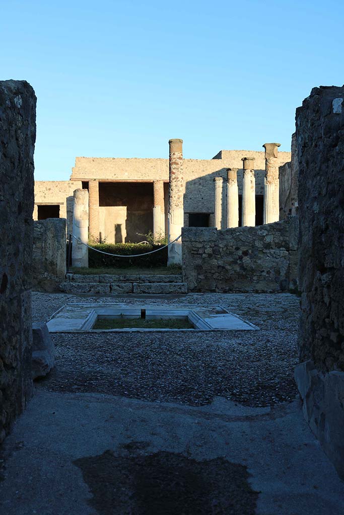 VII.7.5, Pompeii. December 2018.
Looking north to atrium from entrance corridor. Photo courtesy of Aude Durand.