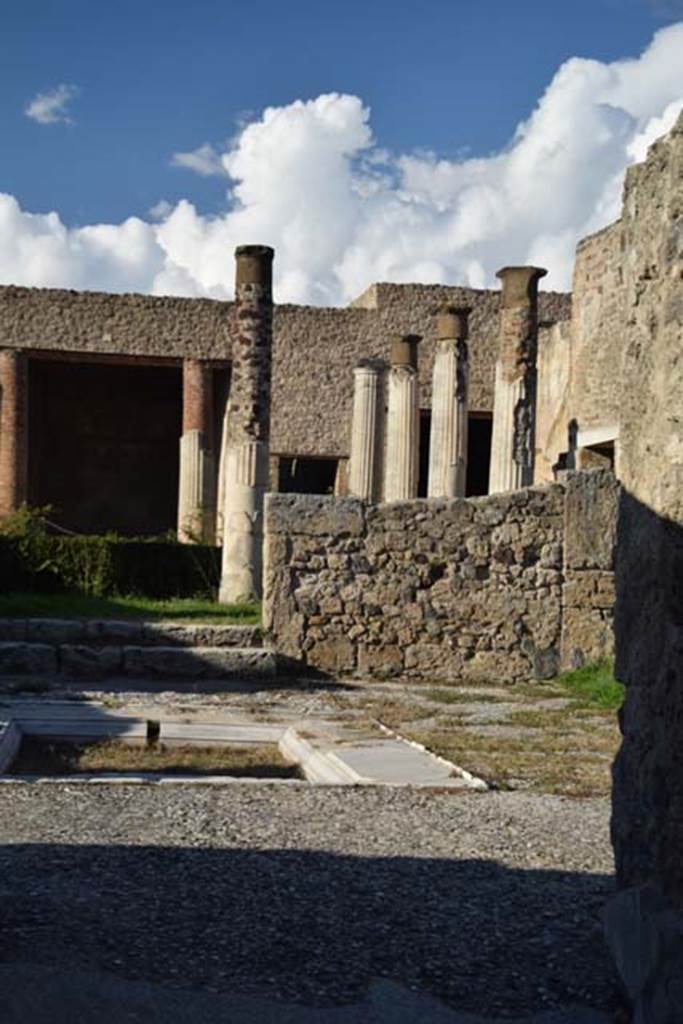VII.7.5 Pompeii. 3rd November 2016. Looking north-east across impluvium in atrium (b), from entrance corridor (a). Photo courtesy of Marie Schulze.