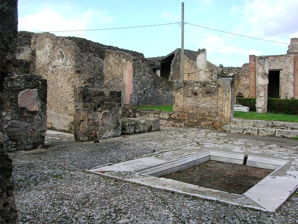 VII.7.5 Pompeii. November 2012. Rooms (c), (d) and ala (e) on west side of atrium. Photo courtesy of Mentnafunangann, see Wikimedia.
This file is licensed under the Creative Commons Attribution-Share Alike 3.0 Unported licence.