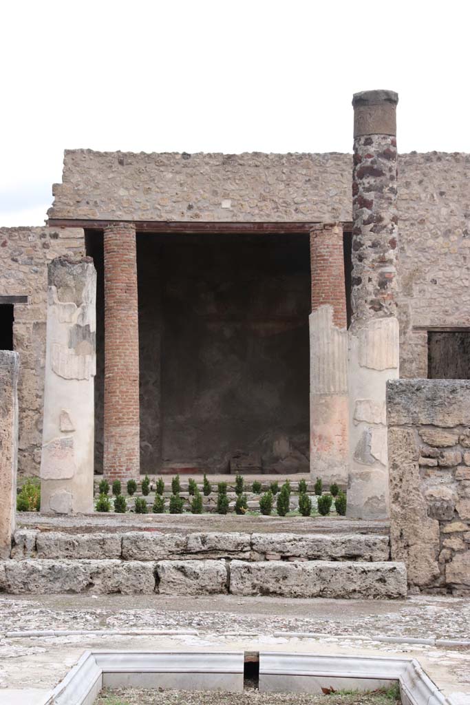 VII.7.5 Pompeii. October 2020. Looking north across peristyle (l) to the exedra (u).
Photo courtesy of Klaus Heese.