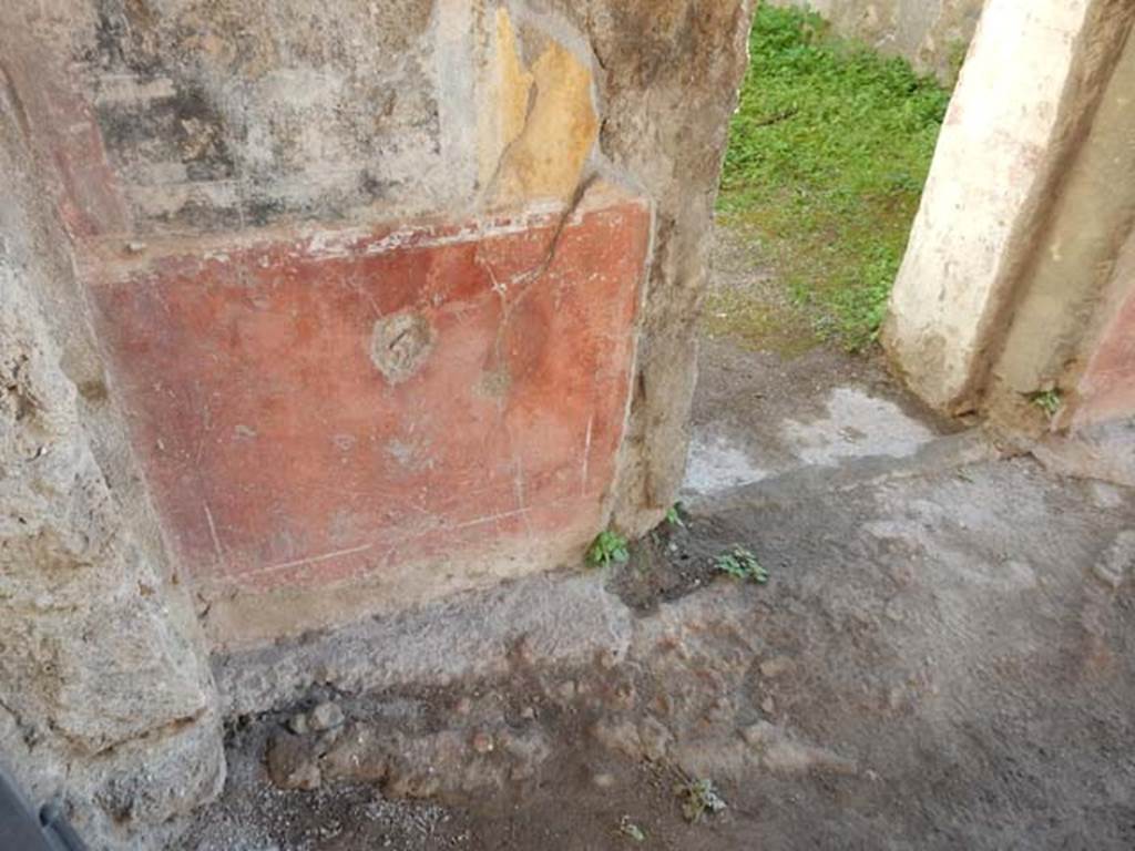 VII.7.10 Pompeii. May 2018.
East wall in north-east corner of peristyle between doorway to VII.7.13, on left, and cubiculum (t). on right.
Photo courtesy of Buzz Ferebee.