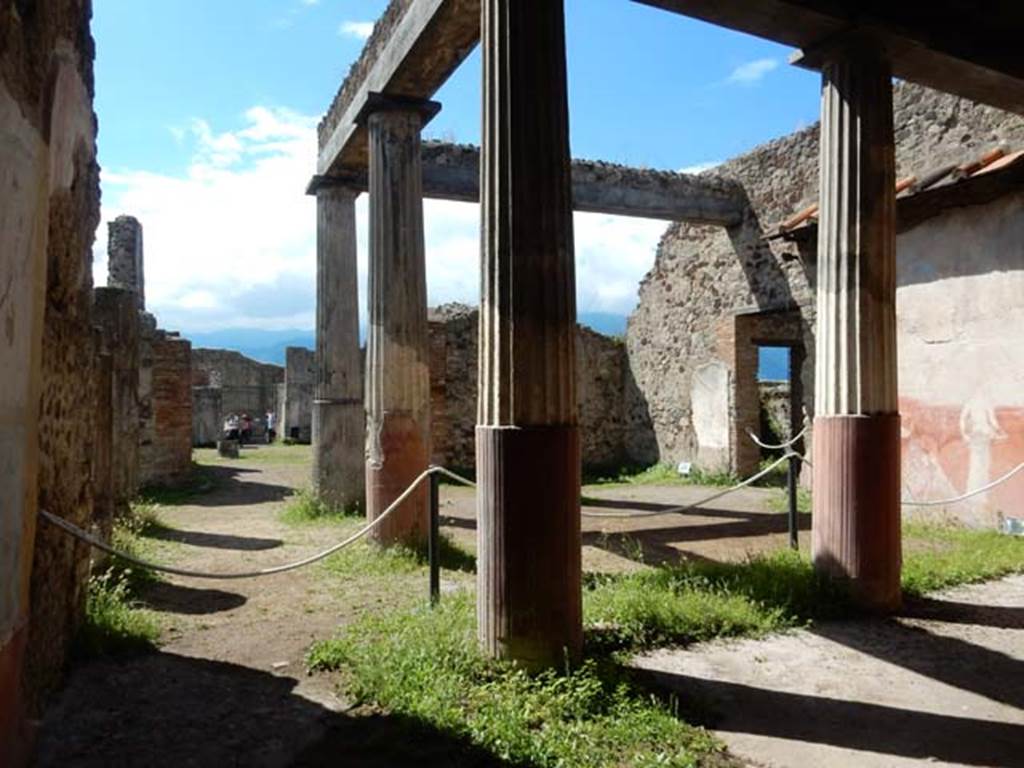 VII.7.10 Pompeii. May 2018. Looking south-west across peristyle, from rear doorway. Photo courtesy of Buzz Ferebee.