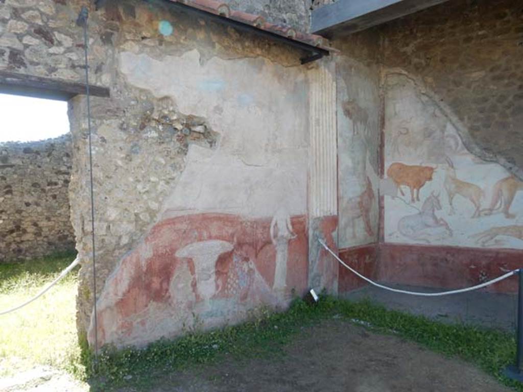 VII.7.10 Pompeii. May 2018. Peristyle, west all of peristyle, with doorway to rooms (u and v) in kitchen area, on left.
Photo courtesy of Buzz Ferebee.