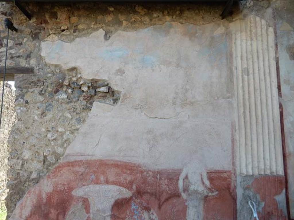 VII.7.10 Pompeii. May 2018. Upper west wall, with doorway to rooms (u) and (v), on left. Photo courtesy of Buzz Ferebee.