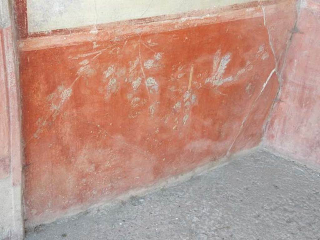 VII.7.10 Pompeii. May 2018. Peristyle, detail of zoccolo/dado on lower west wall in north-west corner. Photo courtesy of Buzz Ferebee.