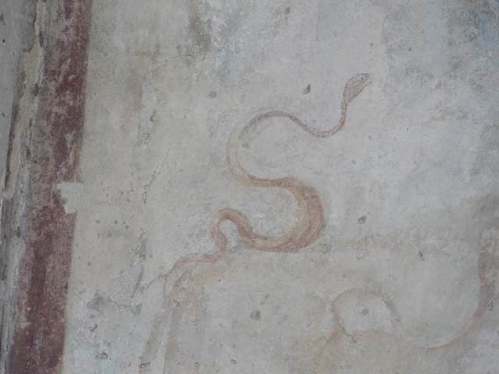 VII.7.10 Pompeii. May 2018. Peristyle, detail of serpent on upper north wall. Photo courtesy of Buzz Ferebee.