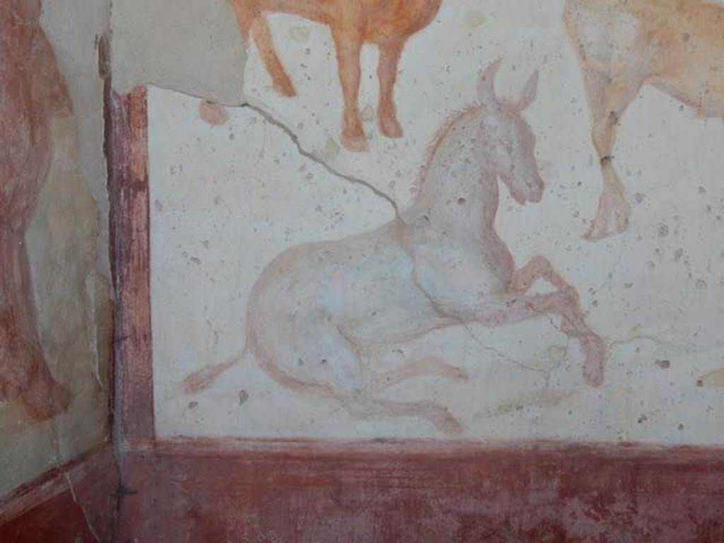 VII.7.10 Pompeii. May 2018. Peristyle, detail of animal on north wall. Photo courtesy of Buzz Ferebee.