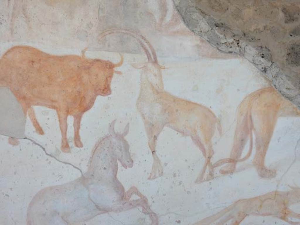 VII.7.10 Pompeii. May 2018. Peristyle, detail of animals on north wall. Photo courtesy of Buzz Ferebee.