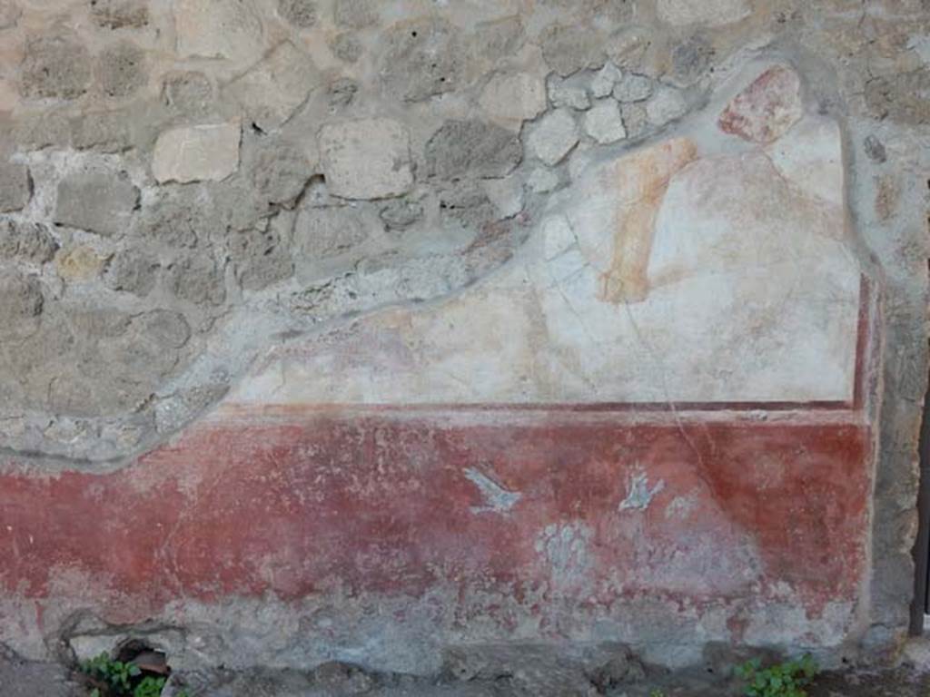 VII.7.10 Pompeii. May 2018. Peristyle, zoccolo/dado on east end of north wall. Photo courtesy of Buzz Ferebee.