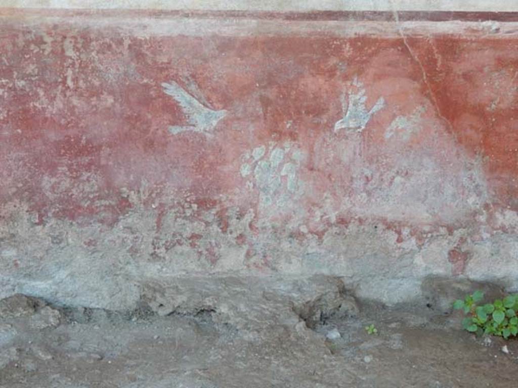 VII.7.10 Pompeii. May 2018. North wall of peristyle, detail of zoccolo on east end. Photo courtesy of Buzz Ferebee.