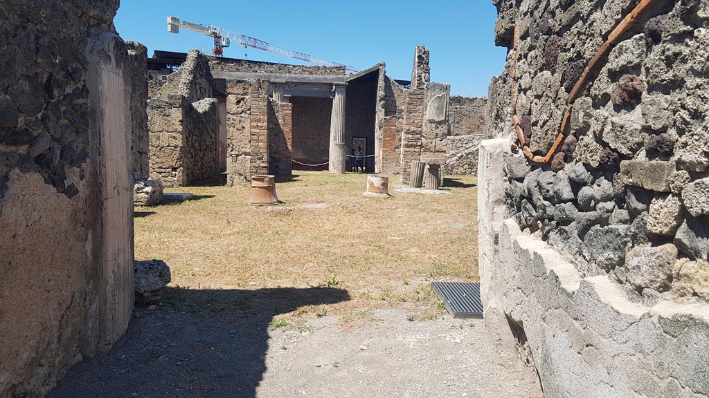 VII.7.10 Pompeii. August 2023.
Looking north from entrance doorway across atrium towards peristyle and rear doorway at VII.7.13. Photo courtesy of Maribel Velasco.
