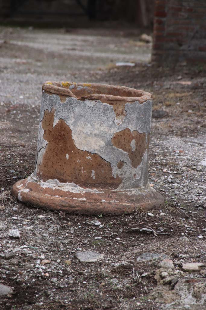 VII.7.10 Pompeii. October 2020. Terracotta pot/puteal in atrium. Photo courtesy of Klaus Heese.