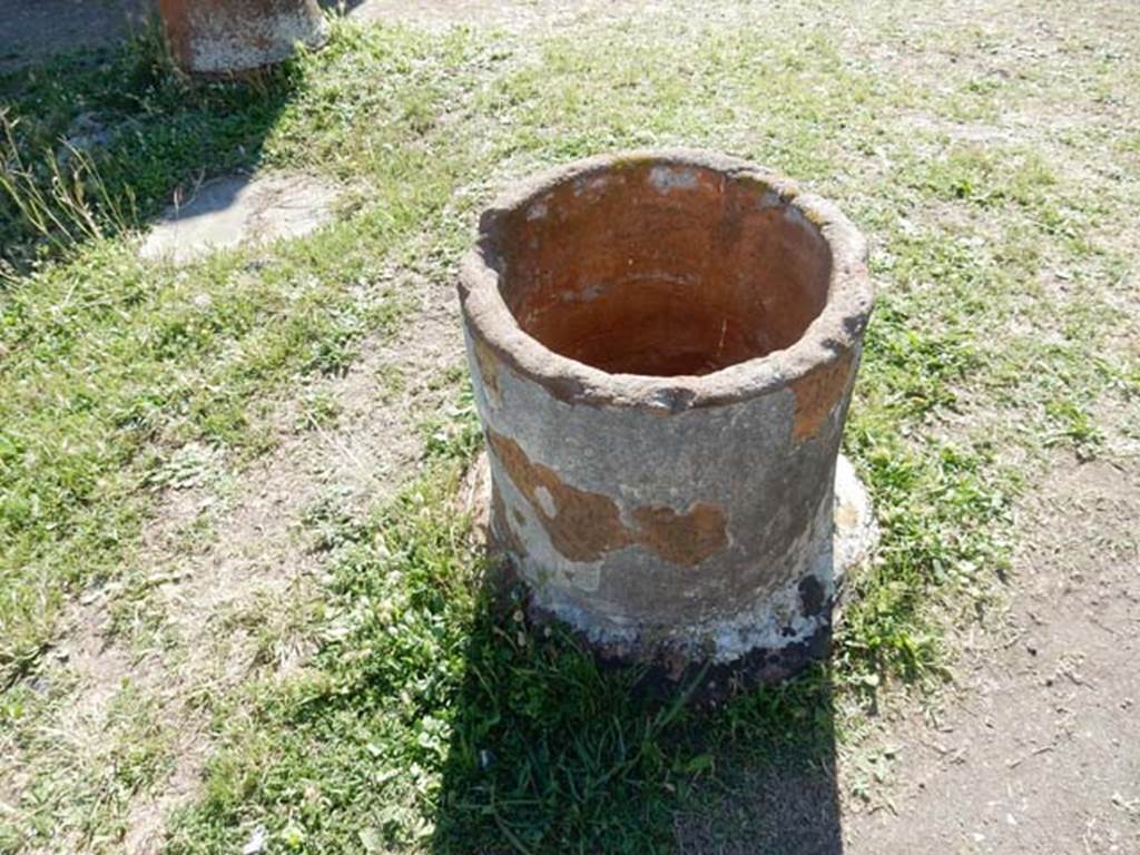 VII.7.10 Pompeii. May 2018. Terracotta pot/puteal in atrium. Photo courtesy of Buzz Ferebee.