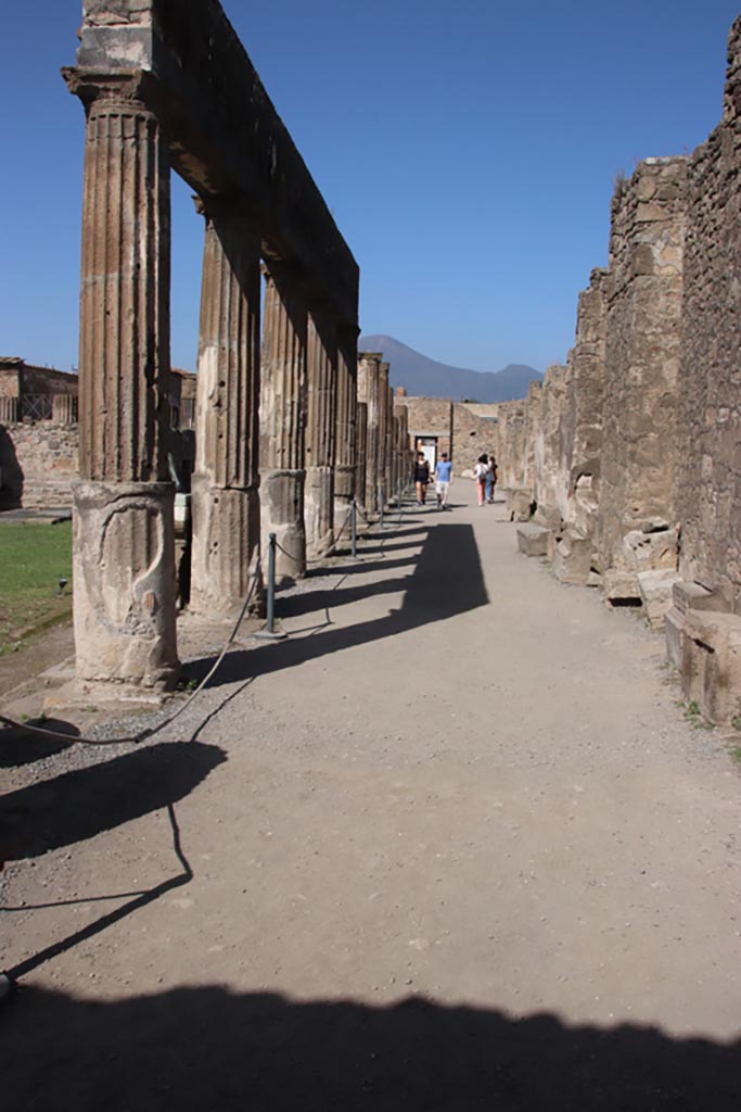 VII.7.32 Pompeii. October 2023.
Looking north along east portico from south-east corner. Photo courtesy of Klaus Heese.