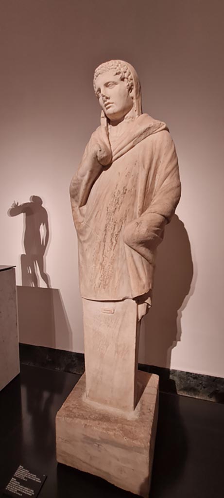 VII.7.32 Pompeii. April 2023.
White marble herm of Hermes, on display in “Campania Romana” gallery in Naples Archaeological Museum.
Photo courtesy of Giuseppe Ciaramella.