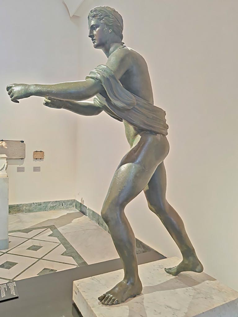VII.7.32 Pompeii. April 2023. Bronze statue of Apollo about to shoot an arrow.
On display in “Campania Romana” gallery in Naples Archaeological Museum, inv. 5629.
Photo courtesy of Giuseppe Ciaramella.