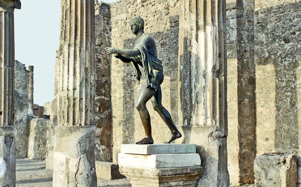 VII.7.32 Pompeii. October 2001. Statue of Apollo on east side of Temple of Apollo. Photo courtesy of Peter Woods.