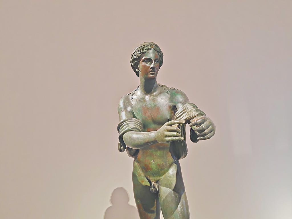 VII.7.32 Pompeii. April 2023. Detail of bronze statue of Apollo from east side of Temple of Apollo.
On display in “Campania Romana” gallery in Naples Archaeological Museum. Photo courtesy of Giuseppe Ciaramella.