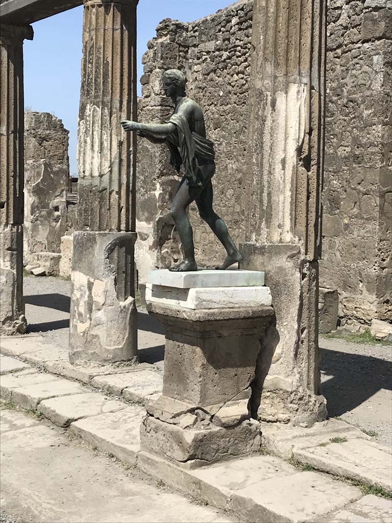 VII.7.32 Pompeii. April 2019. Statue of Apollo on east side of Temple of Apollo.
Photo courtesy of Rick Bauer.