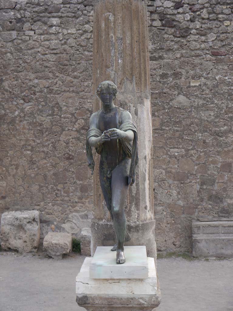 VII.7.32, Pompeii. September 2018.
Statue of Apollo on east side of Temple of Apollo, in front of the third column
Foto Anne Kleineberg, ERC Grant 681269 DÉCOR.