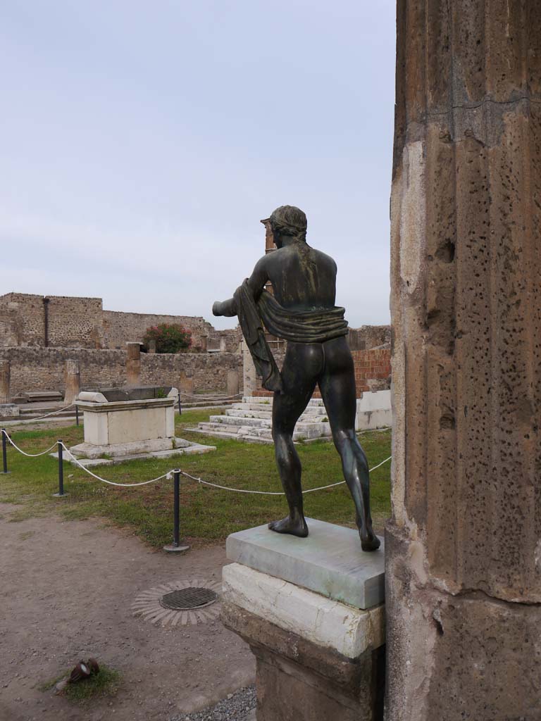 VII.7.32, Pompeii. September 2018.
Statue of Apollo on east side of Temple of Apollo, looking north-west.
Foto Anne Kleineberg, ERC Grant 681269 DÉCOR.