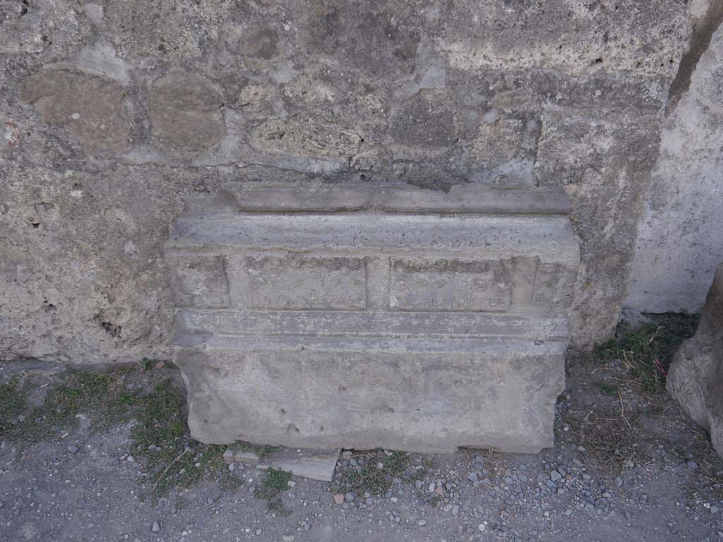 VII.7.32, Pompeii. September 2018. Decorative stonework against the east wall.
Foto Anne Kleineberg, ERC Grant 681269 DÉCOR.